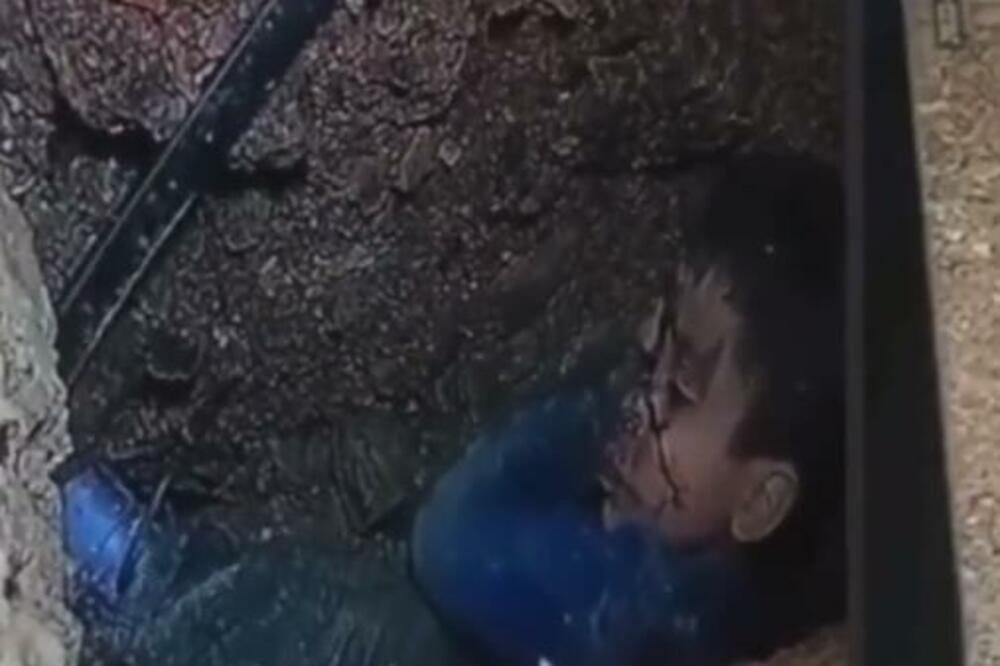 DEČAK (5) PAO U BUNAR DUBOK 32 METRA! Pokušavaju na sve načine da ga IZVUKU, buši se RUPA do njega (FOTO/VIDEO)