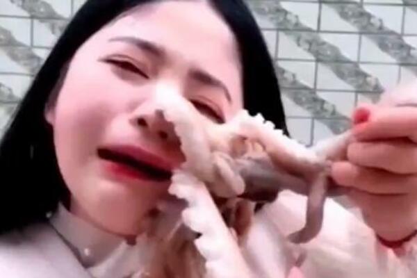 AU! POKUŠALA DA POJEDE ŽIVOG OKTOPODA, PA NAGRABUSILA: Ovako joj je UZVRATIO, HOROR! (UZNEMIRUJUČI VIDEO)