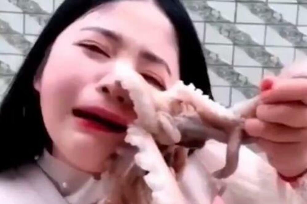 AU! POKUŠALA DA POJEDE ŽIVOG OKTOPODA, PA NAGRABUSILA: Ovako joj je UZVRATIO, HOROR! (UZNEMIRUJUČI VIDEO)