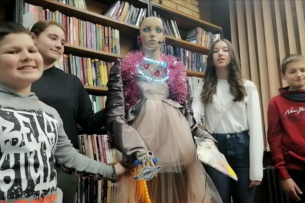 ŠIRI SE PRVA PORODICA ROBOTA U SRBIJI: Robot Helga iz Ivanjice dobila sestru bliznakinju Lu! (FOTO)