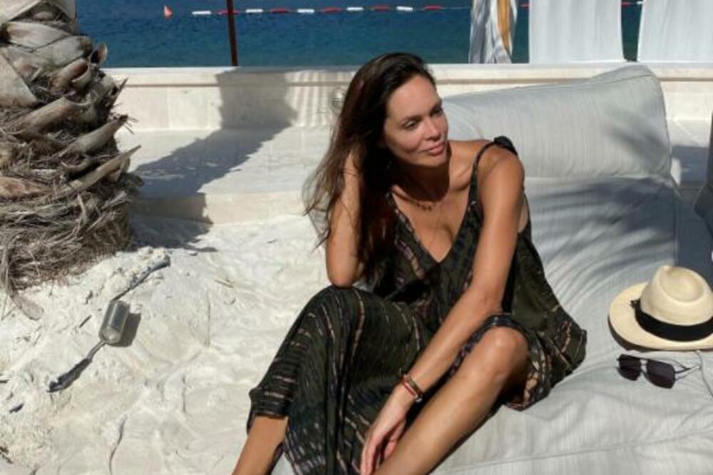 SRBI SU LUDELI ZA NJOM, KUMOVALA KARLEUŠI I KARIĆU A ONDA OTIŠLA U AMERIKU: Evo šta se dešava sa Ivanom Kukrić