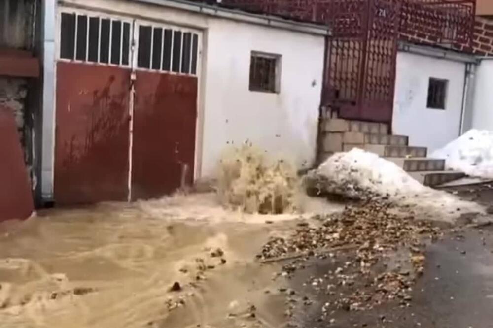 HAVARIJA NA PETLOVOM BRDU: Pukao hidrant, stvorio GEJZIR! Voda šiklja na sve strane (VIDEO)