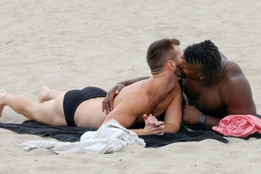 FUDBALER AKCIJAO SA SVOJIM DEČKOM NA PLAŽI! Da samo vidite kako su dostigli VRHUNAC! ŠOK SCENE!