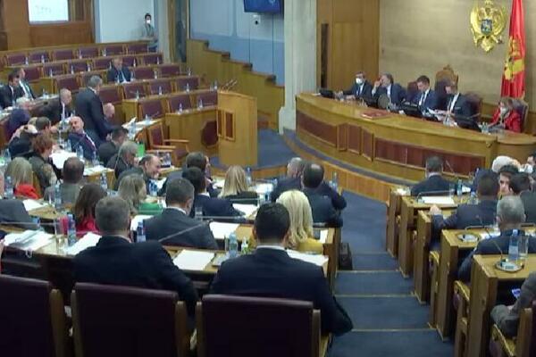 POLITIČKA KRIZA U CRNOJ GORI: U toku sednica o SMENI Bečića, burna rasprava nastavljena nakon pauze (VIDEO)