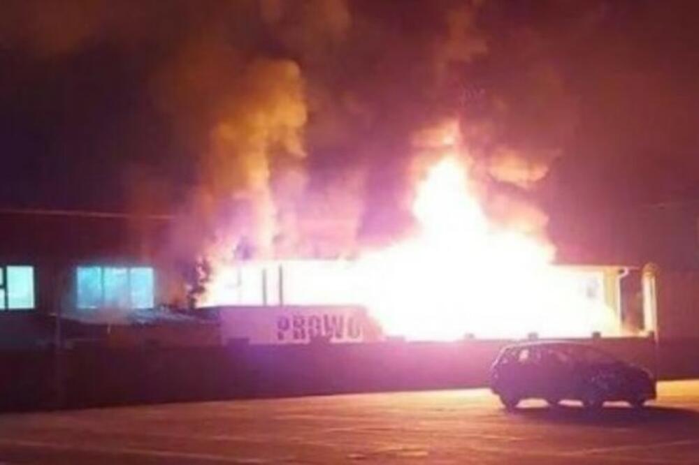 POŽAR U BEOČINU! Gori FABRIKA PALETA, plamen GUTA sve pred SOBOM! (FOTO)