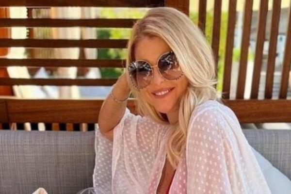 VODITELJKA SE SKINULA U KUPAĆI, BRUTALNO IZGLEDA: San je miliona i u 52. GODINI ŽIVOTA! (FOTO)