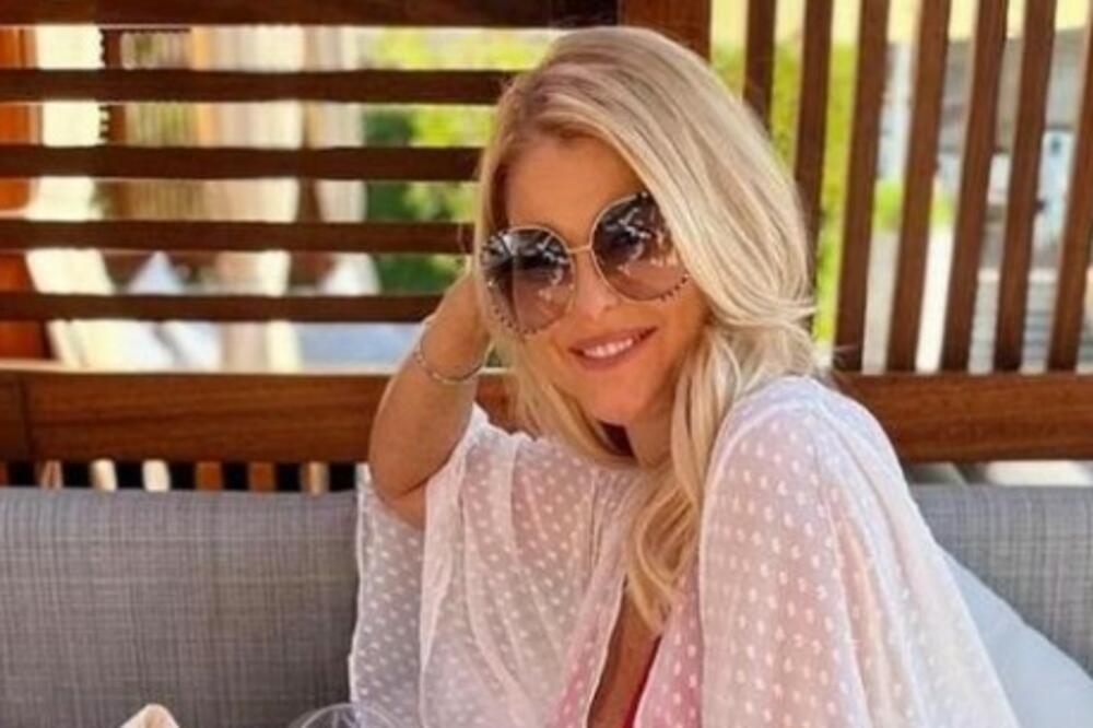 VODITELJKA SE SKINULA U KUPAĆI, BRUTALNO IZGLEDA: San je miliona i u 52. GODINI ŽIVOTA! (FOTO)