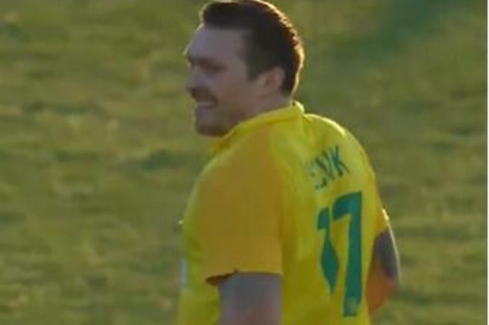 NAJJAČI JE NA TERENU, ALI... Svetski šampion u boksu se vratio fudbalu - i OBRUKAO! (VIDEO)