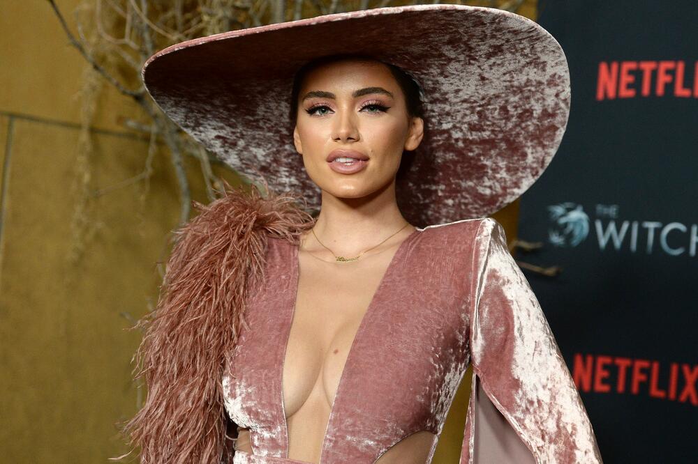 ALBANSKA MANEKENKA KOJA JE ZALUDELA MBAPEA OPET ŽARI I PALI: Sada je u vezi sa EKSTREMNO BOGATIM zemljakom! (FOTO)