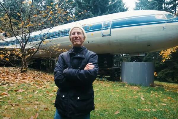 AVION NA ZEMLJI JE NJEGOV DOM! Skućio se na NEVEROVATAN način, SMESTIO se NASRED ŠUME! (VIDEO/FOTO)