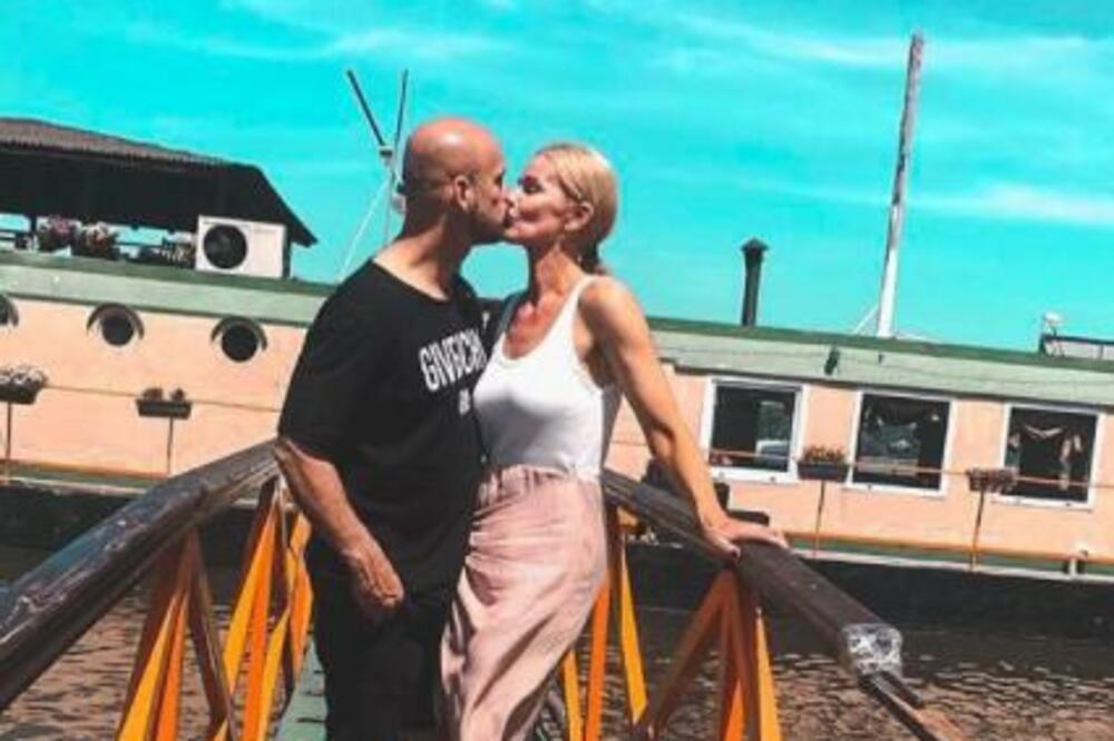 ŽENA NAŠEG PEVAČA JE ATRAKTIVNA PLAVUŠA: Ko bi rekao da je 28 godina u braku, izgleda KAO DEVOJČICA!?