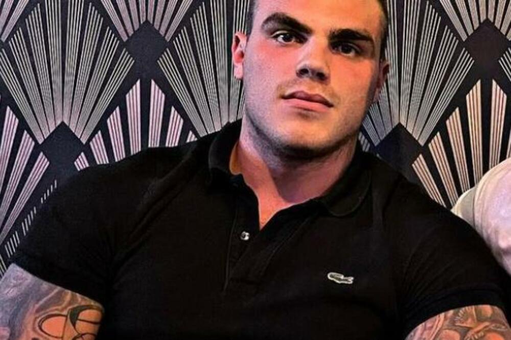 BIVŠI DEČKO NAŠE FOLK ZVEZDE IZBACIO GOLU SLIKU: 23 godine mlađi od PEVAČICE, a sada je pokazao ISKLESANO TELO!