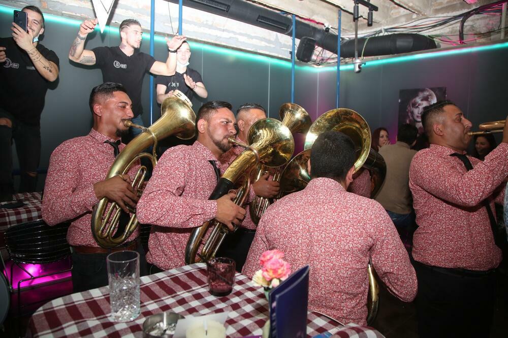 ŽURKA ZA PAMĆENJE, PUN BAR! Karaoke i TRUBAČI, Rada napravila HAOS! (FOTO)