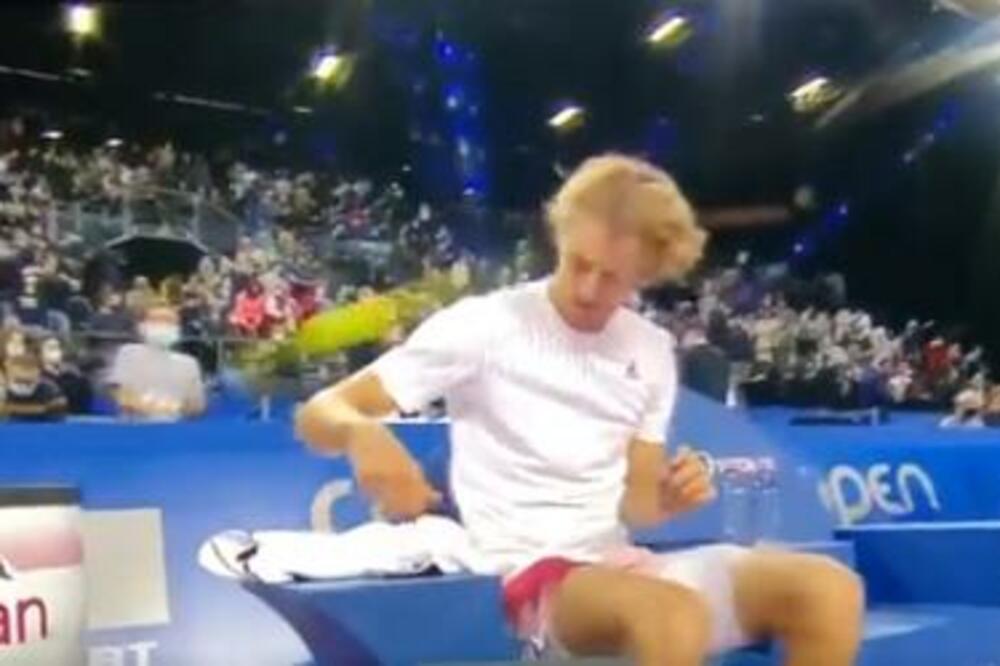 NIJE ZNAO ŠTA GA JE SNAŠLO! Zverev "NAPUCAN" lopticom u glavu posle pobede!