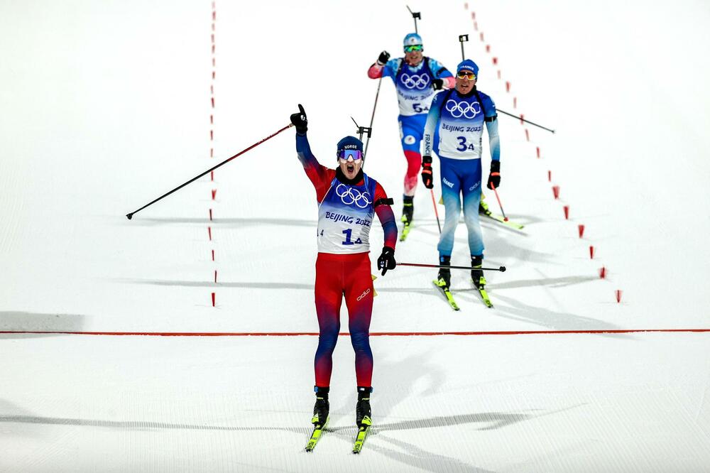 NORVEŠKA SLAVI ZLATO U BIATLONU: Uzbudljiva trka štafeta odlučena u poslednjoj izmeni (FOTO)