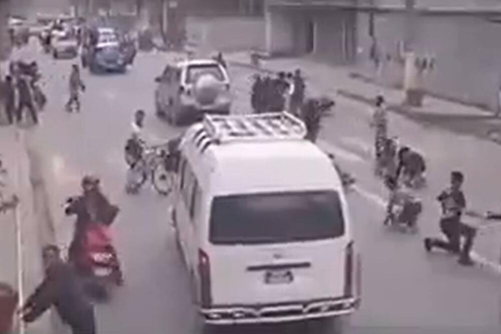 TOLIKO JE BIO JAK ZEMLJOTRES DA SU LJUDI PADALI PO ULICI: Pojavio se SNIMAK HAOSA! (VIDEO)