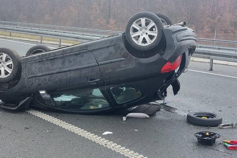 PRVE SLIKE SAOBRAĆAJKE KOD TUNELA ŠARANI: Vozač izgubio kontrolu nad vozilom, pa se PREVRNUO (FOTO)