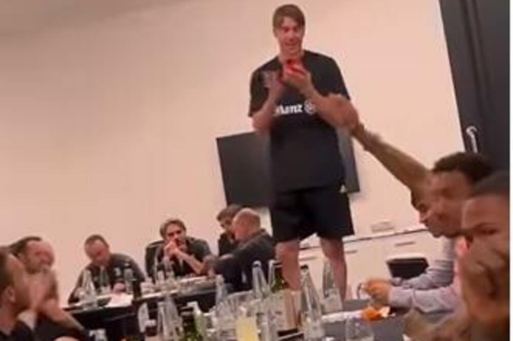 DRŽI SE DULE FUDBALA! SAIGRAČI U TRANSU NAKON ŠTO JE VLAHOVIĆ ZAPEVAO! TRADICIJA SE MORALA ISPOŠTOVATI! (VIDEO)