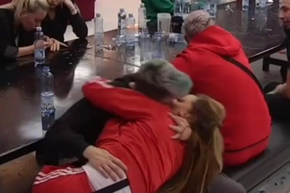 DOHVATILE SE PRED SVIMA, PA POČELE DA SE LJUBE: Sandra i Matora PODGREJALE PRIČE da su bile u vezi SPOLJA!
