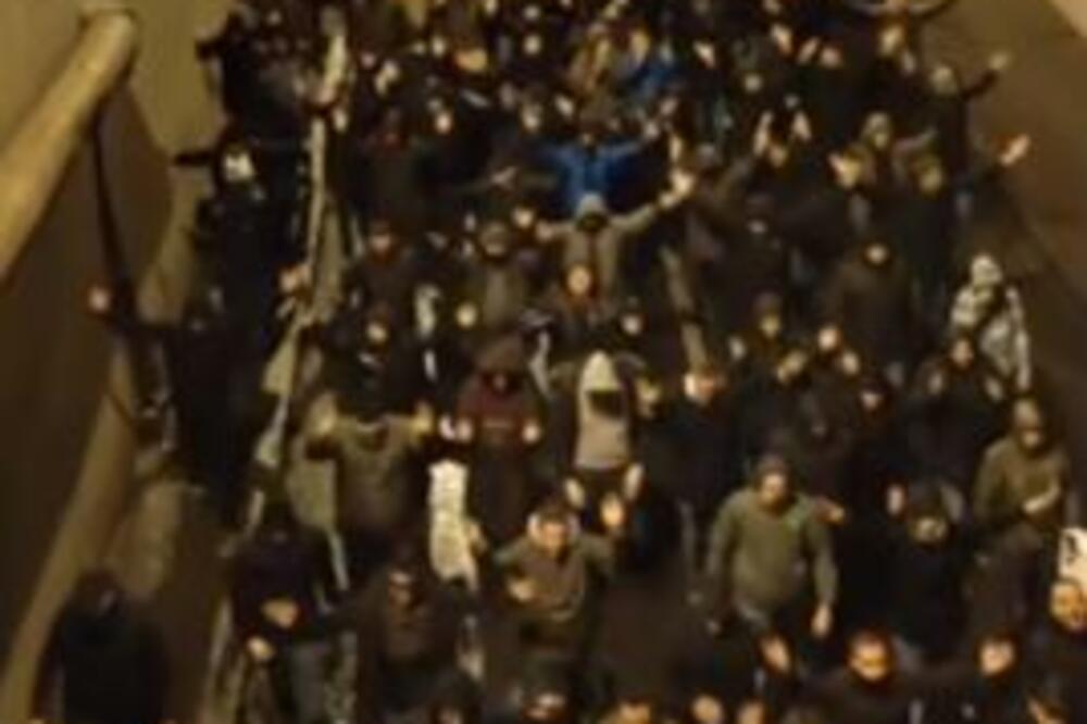 ŠOK - "DELIJE" GLASNO PROTESTOVALE NA DORĆOLU: Navijači traže odlazak trenera Zvezde! (VIDEO)