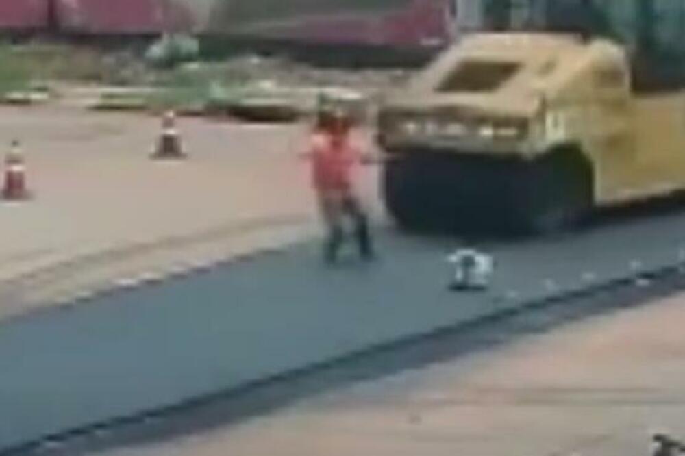 (UZNEMIRUJUĆE) SMRT UŽIVO, USNIMLJEN MOMENAT POGIBIJE RADNIKA: Pregazio ga PARNI VALJAK, nije mu bilo SPASA (VIDEO)