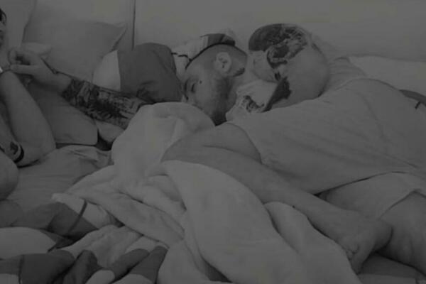 CAR ZAMISLIO DA JE PORED NJEGA DALILA, PA U SNU PIPKAO CIMERA: Nastaće HAOS kad bude video ovaj KLIP! (VIDEO)