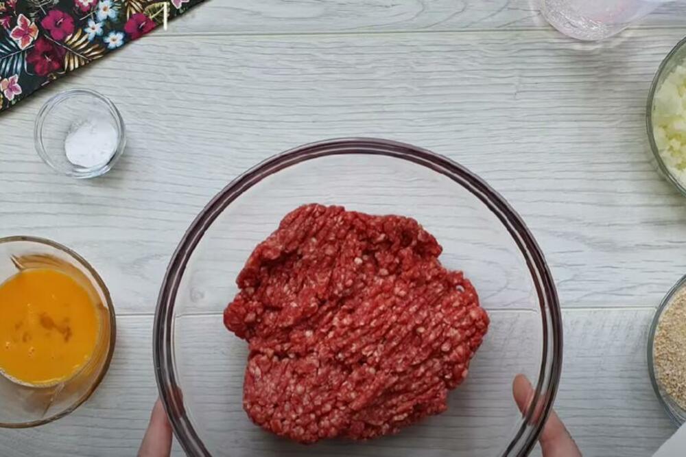 "OVO SAMO SRBI MOGU DA JEDU, POVRATIĆU": Muškarac podelio sliku PLJESKAVICE iz restorana, pa ga razapeli NA MREŽAMA