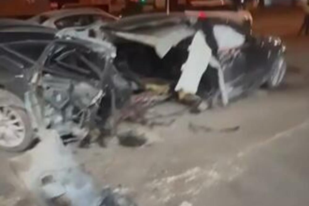 SAOBRAĆAJNA NESREĆA U ZEMUNU: Delovi vozila na sve strane razbacani, vozač Audija POBEGAO sa lica mesta (FOTO)