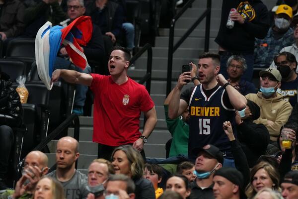 NIKOLA UKRAO ŠOU NA PARKETU, A ON NA TRIBINAMA: Najmlađi Jokićev navijač oduševio "Bol arenu"! (FOTO)