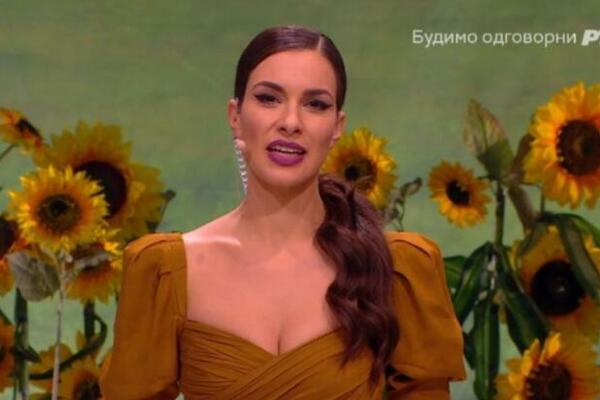 LJUBE SE NA SNEGU! NAJLEPŠA SRPSKA VODITELJKA U NARUČJU ZGODNOG MUŠKARCA: Tri godine je verena, a sada OVO JAVNO!