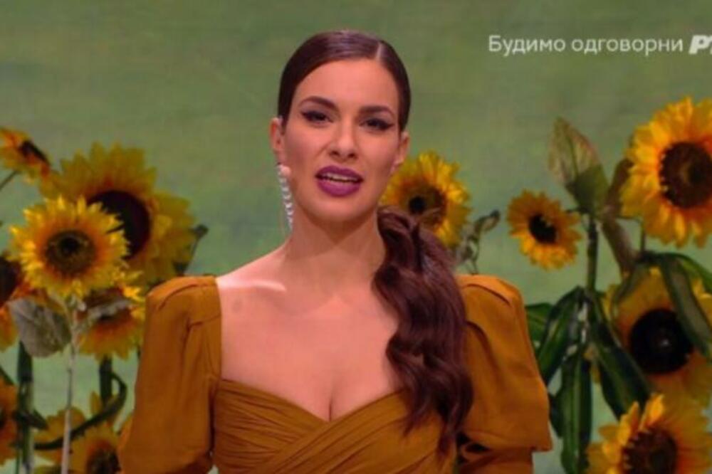 LJUBE SE NA SNEGU! NAJLEPŠA SRPSKA VODITELJKA U NARUČJU ZGODNOG MUŠKARCA: Tri godine je verena, a sada OVO JAVNO!