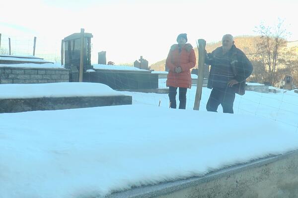 ZBOG NERAŠČIŠĆENIH RAČUNA GROBOVI MIROSLAVA I DANOJLE OGRAĐENI VISOKOM ŽICOM: Deca ne mogu da priđu da zapale sveću