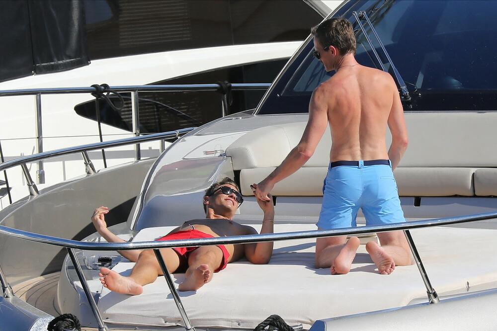 GLUMAC SA SVOJIM MUŽEM IMAO BAHANALIJE NA JAHTI! Bez srama započeli VRELU AKCIJU, a onda PRAVA PERVERZIJA (FOTO)