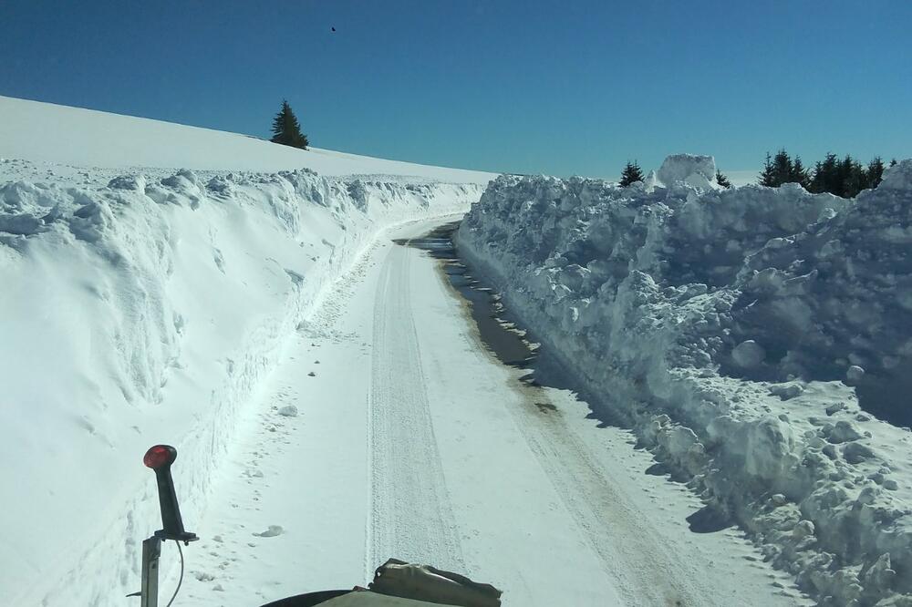 PROHODNA NAJKRITIČNIJA DEONICA U SRBIJI: Ovako sada izgleda put preko Golije koji je danima POTPUNO ZAVEJAN! (FOTO)