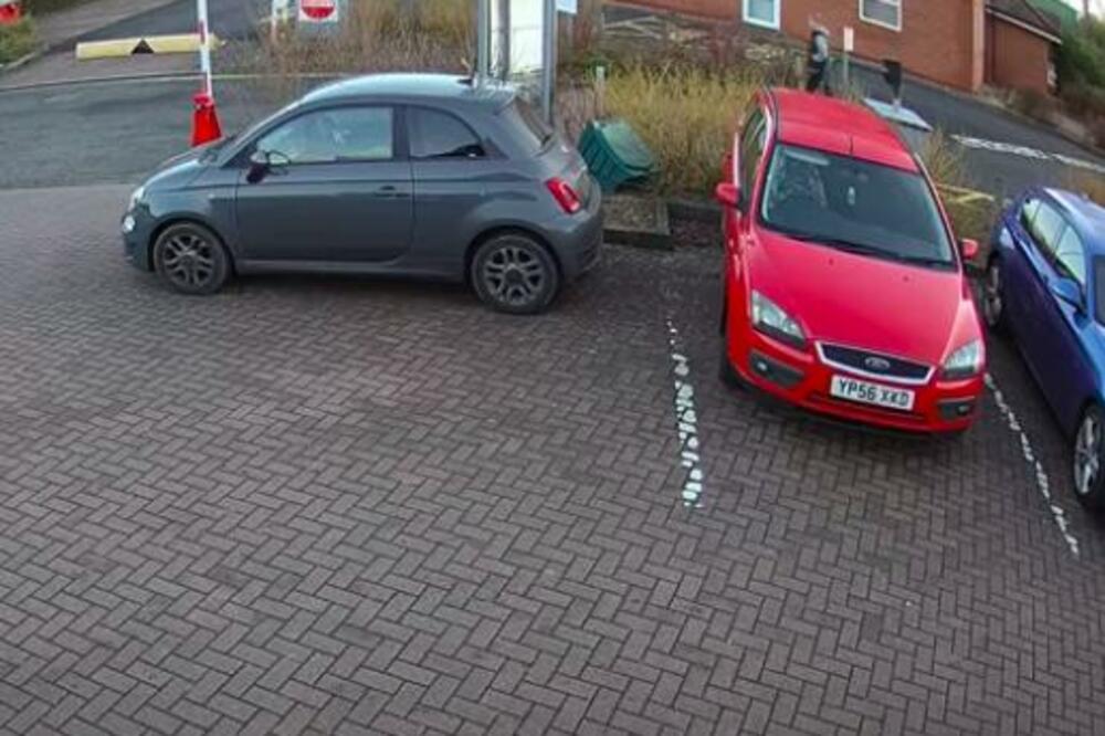 GOLIM RUKAMA ZAUSTAVLJAO AUTOMOBIL KOJI JE KRENUO DA SE KOTRLJA NIZBRDO! Napravio kolosalnu GREŠKU (VIDEO)