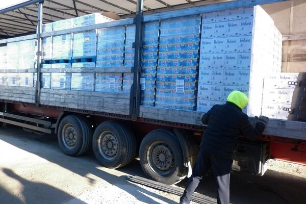 USPEŠNA AKCIJA CARINE I POLICIJE: Sprečeno krijumčarenje skoro 50.000 komada u šupljinama kamiona! (FOTO)