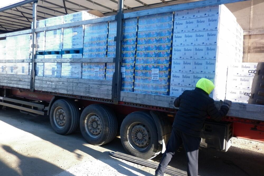 USPEŠNA AKCIJA CARINE I POLICIJE: Sprečeno krijumčarenje skoro 50.000 komada u šupljinama kamiona! (FOTO)