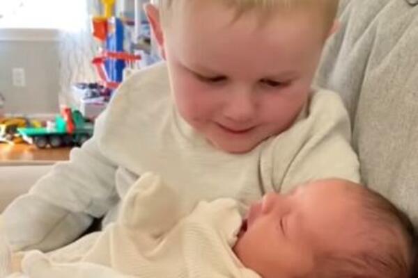 DA SE ISTOPIŠ! Reakcija OVOG dečaka na SVOJU SESTRU će vas DIRNUTI pravo u SRCE! (VIDEO)