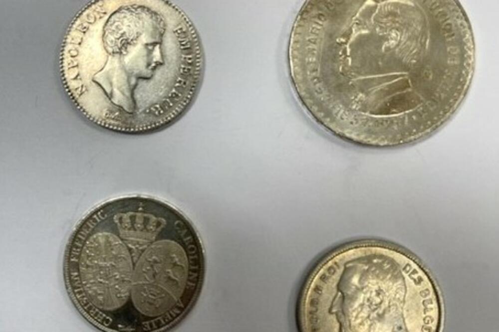 NUMIZMATIČAR U NOVČANIKU POKUŠAO DA PRENESE NEPRIJAVLJENU KOLEKCIJU: Carinici ga sprečili na Horgošu! (FOTO)