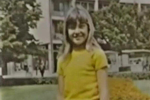 PREPOZNAJETE LI PEVAČICU SA FOTKE? Danas je STRAH I TREPET za nove pevačke naraštaje! (FOTO)