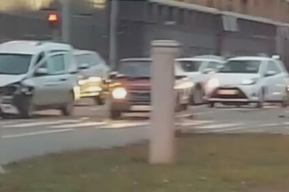 NEZGODA U BEOGRADU: Nasred ulice dva razlupana AUTOMOBILA, saobraćaj se USPORENO ODVIJA (VIDEO)