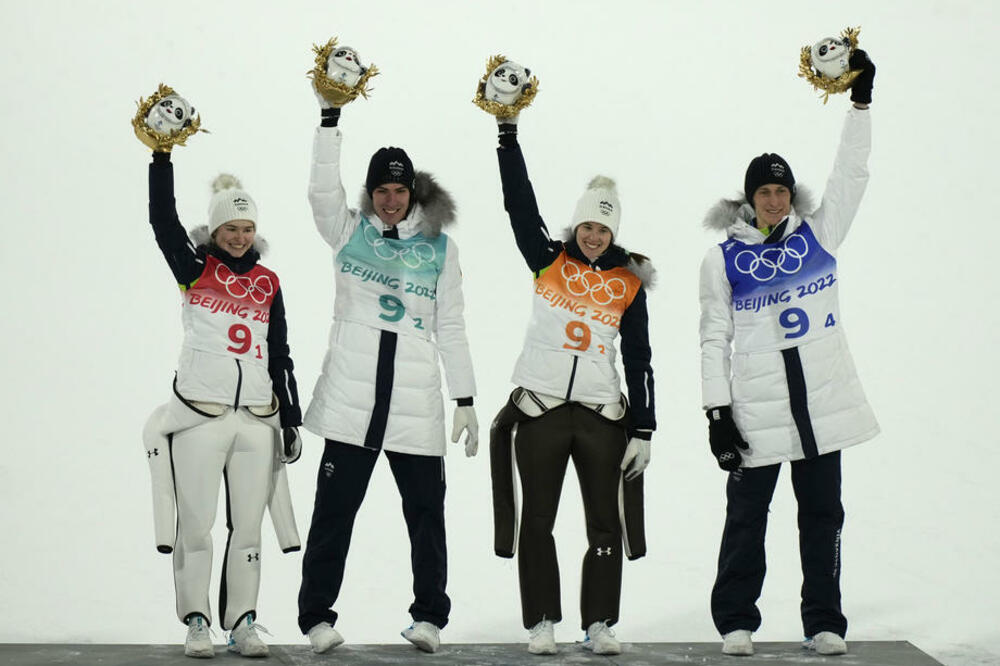 IZNENADILI FAVORITE: Slovenci uzeli zlato u ekipnoj konkurenciji ski skokova!
