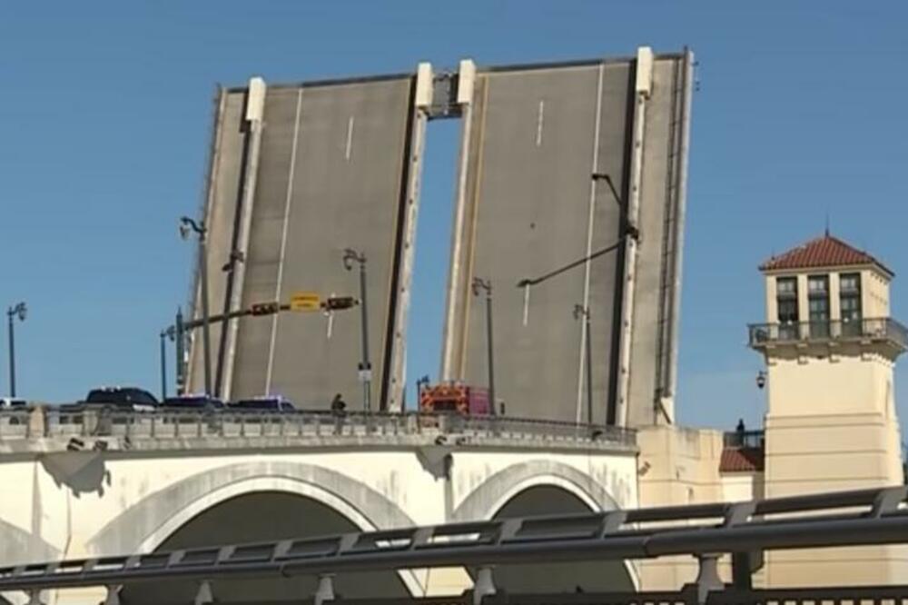 JEZIVA NESREĆA NA FLORIDI: Žena gurala bicikl preko mosta koji se DIŽE, pa preminula (VIDEO)