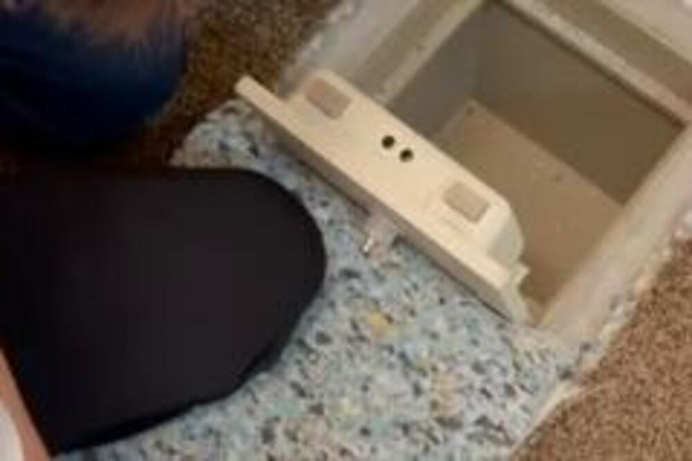 USELILA SE U NOVU KUĆU, PA ISPOD TEPIHA ZATEKLA SEF: Kada ga je OTVORILA, ostala je U ŠOKU (VIDEO)