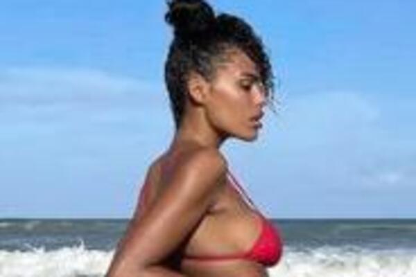 SKINULA SE NA PLAŽI I SVIMA POKAZALA KOLIKE SU JOJ: Sa razlogom kažu da je jedna od NAJLEPŠIH, I ON JE PAO NA NJIH!