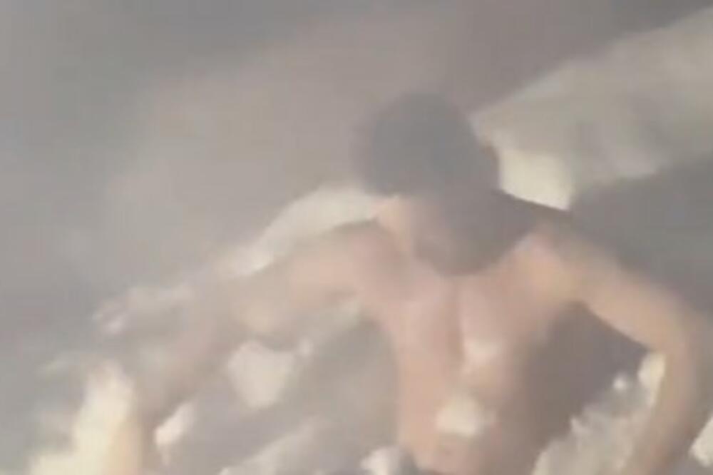 ISPLIVAO GOLI SNIMAK RELJE POPOVIĆA: Pevač se bez odeće prevrće po snegu! (VIDEO)