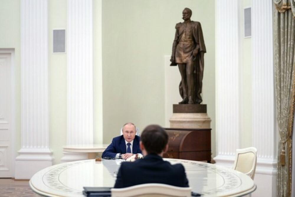 Vladimir Putin i Emanuel Makron na sastanku prošle godine