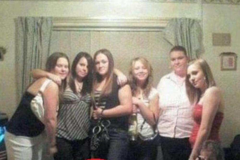 Devojka desno je VRIŠTALA kada je videla ovu sliku, a kada je majka bolje pogledala SLEDILA SE U MESTU (FOTO)