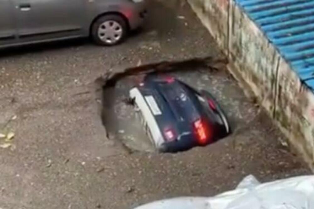 PARKING MESTO PROGUTALO AUTOMOBIL! Neobjašnjiv SNIMAK zbunio SVE, 1 detalj zapao mnogima za OKO (VIDEO)