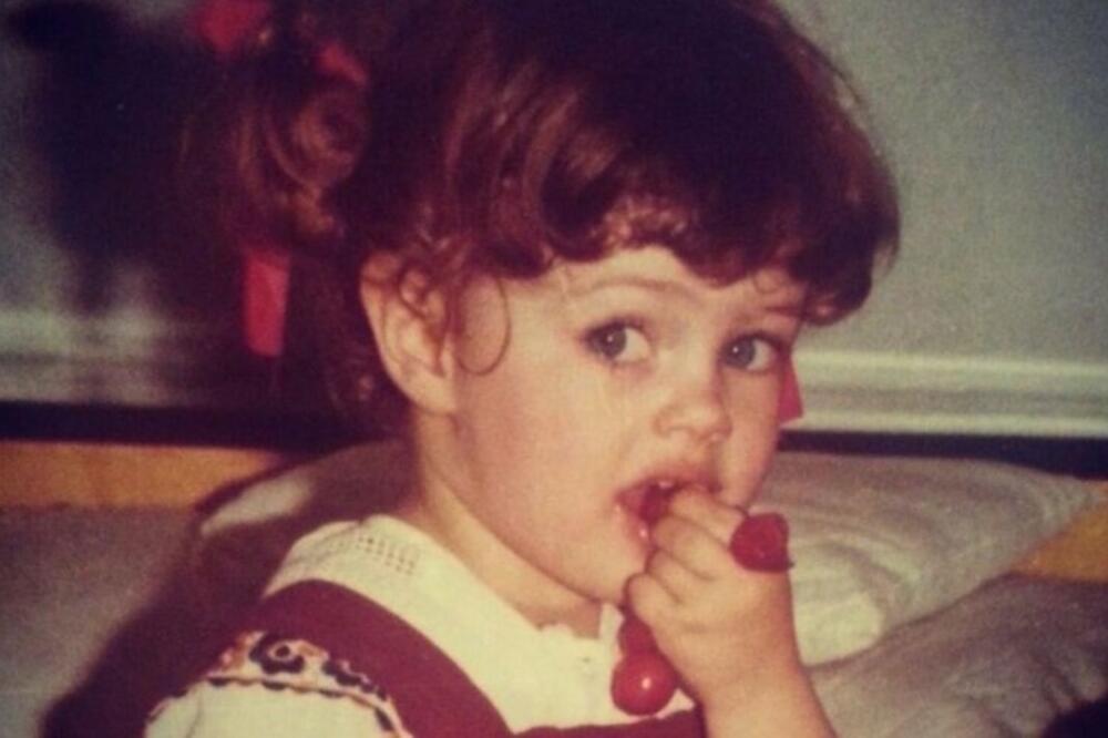 OVA DEVOJČICA JE DANAS BOMBA KOJU BALKANCI OBOŽAVAJU: Vatrenu PLAVUŠU nema šanse da PREPOZNATE!